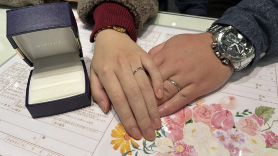NIWAKAの結婚指輪をつけているカップル