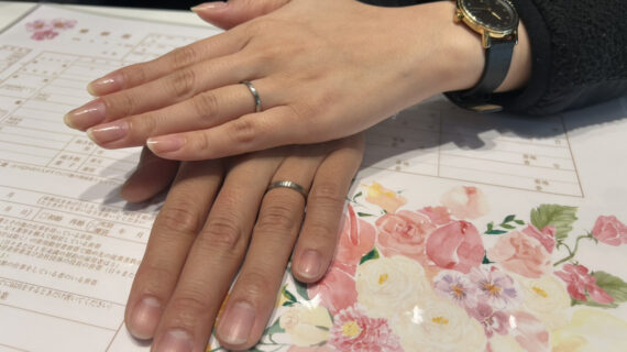NIWAKAの長閑の結婚指輪をつけているカップル