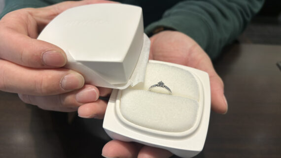 俄の婚約指輪を持っている男性