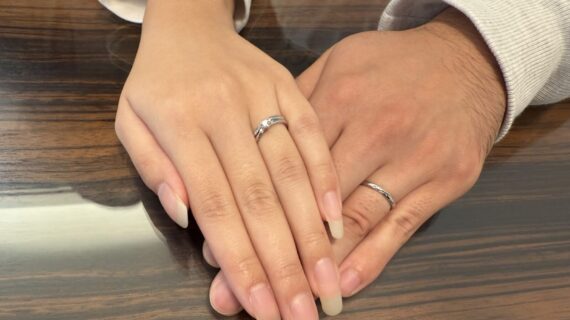 ルシエの婚約指輪と結婚指輪をつけているカップル