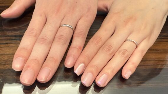 アムールアミュレットの結婚指輪をつけているカップル