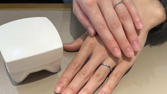 ニワカの結婚指輪をつけているカップル
