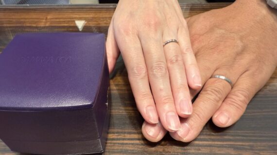 ニワカの結婚指輪をつけているカップル