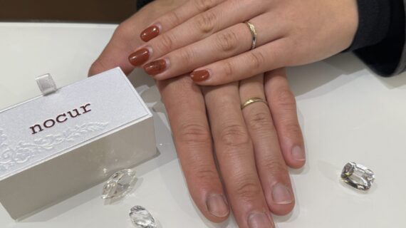 ノクルの結婚指輪をつけているカップル