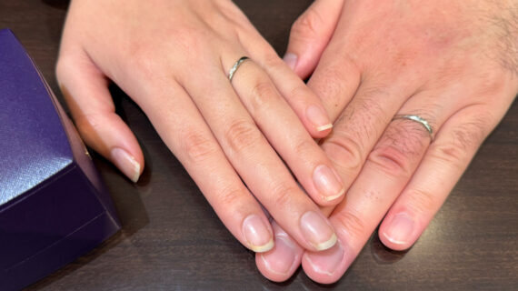 ニワカの結婚指輪をつけているカップル