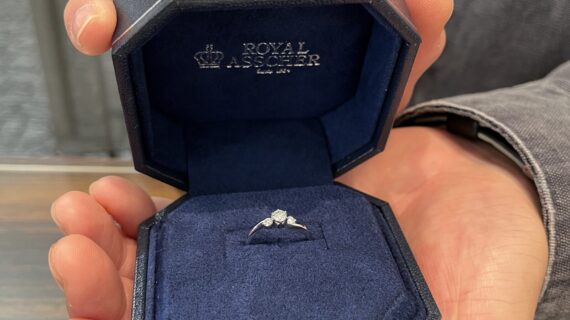 ロイヤルアッシャーの婚約指輪を渡す瞬間の男性