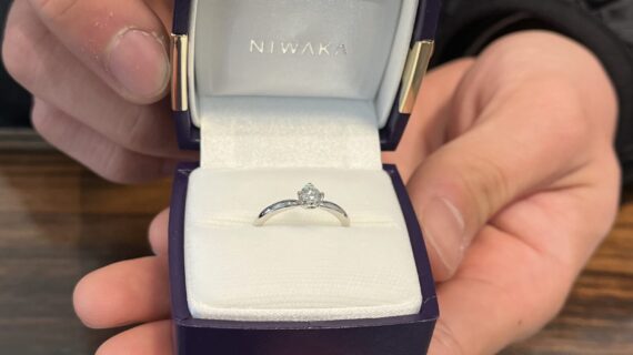 ニワカの婚約指輪を渡す男性の手元