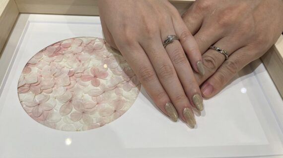 ニワカの婚約指輪、結婚指輪を身に付けるカップルの手元