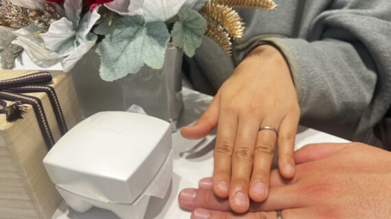NIWAKA（ニワカ）の結婚指輪を着けたカップル