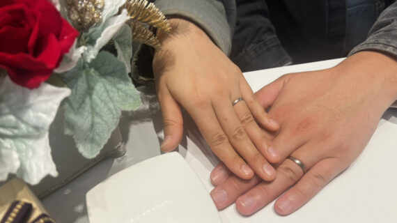 NIWAKA（ニワカ）の結婚指輪を着けたカップル