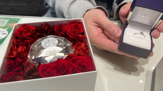 NIWAKA（ニワカ）の婚約指輪が入ったケースを持つ男性