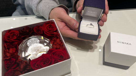 NIWAKA（ニワカ）の婚約指輪が入ったケースを持つ男性