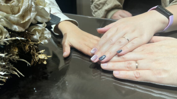 NIWAKA（ニワカ）の結婚指輪を着けたカップル