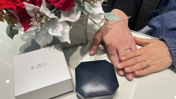 ロイヤル・アッシャーの結婚指輪を着けたカップル