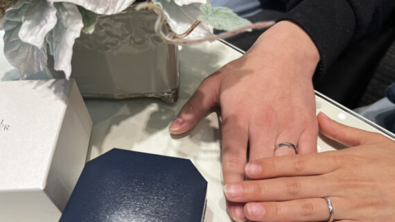 ロイヤル・アッシャーの結婚指輪を着けたカップル