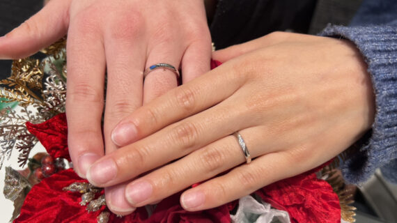 ロイヤル・アッシャーの結婚指輪を着けたカップル