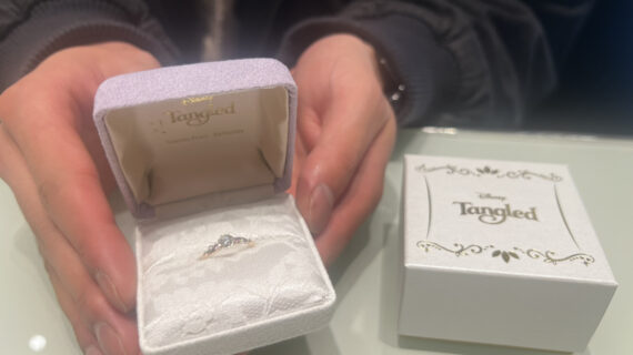 ラプンツェルの婚約指輪が入ったケースを持つ男性の手元