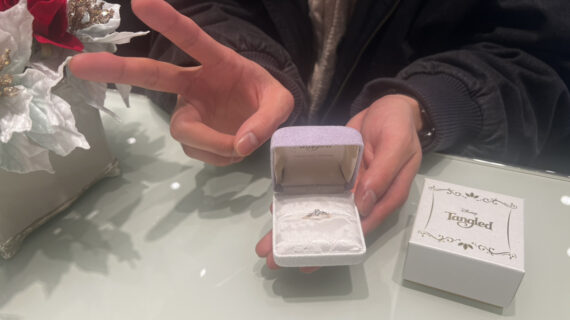 ラプンツェルの婚約指輪が入ったケースを持つ男性の手元