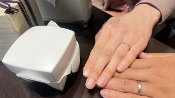NIWAKA（ニワカ）の結婚指輪を着けたカップル