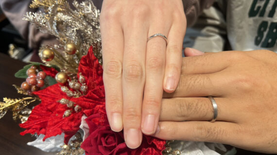 NIWAKA（ニワカ）の結婚指輪を着けたカップル