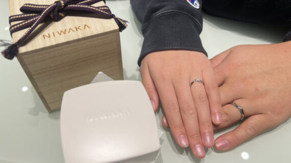 NIWAKA（ニワカ）の結婚指輪を着けたカップル