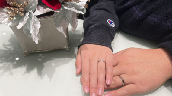 NIWAKA（ニワカ）の結婚指輪を着けたカップル