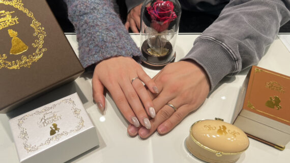 美女と野獣の結婚指輪を着けたカップル