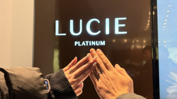 ルシエの結婚指輪を着けたカップル