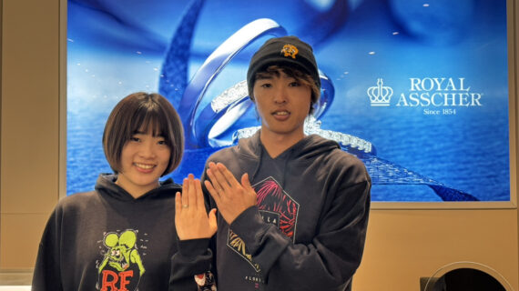 ロイヤル・アッシャーの婚約指輪と結婚指輪を着けたカップル