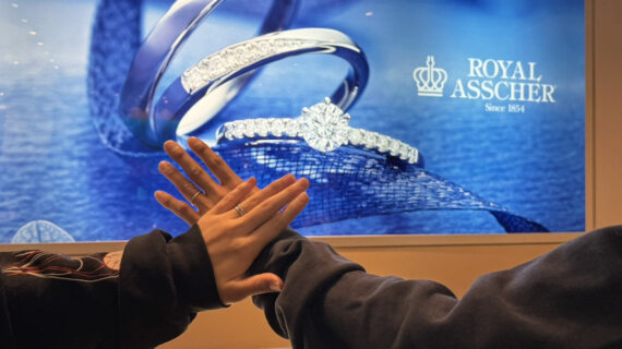 ロイヤル・アッシャーの婚約指輪と結婚指輪を着けたカップル