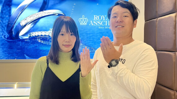 ロイヤル・アッシャーの結婚指輪をつけたカップル