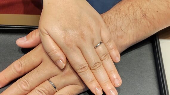 セントピュールの結婚指輪を着けたカップル