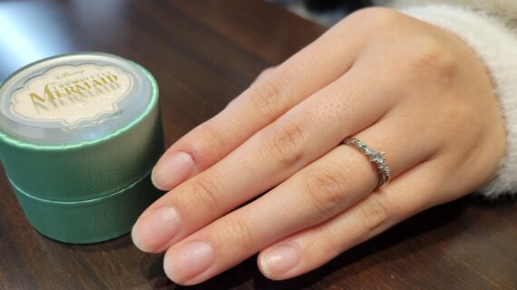 ディズニー リトル・マーメイドの婚約指輪を着けた女性の手元