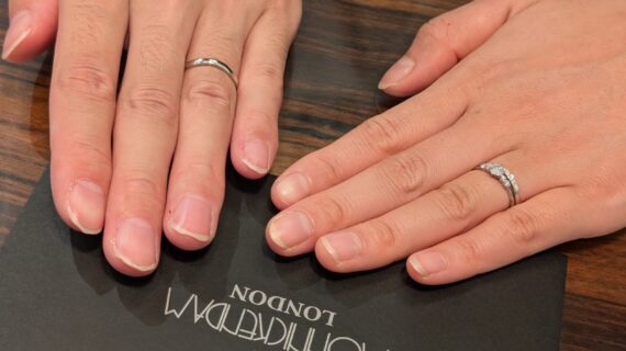 モニッケンダムの婚約指輪と結婚指輪をつけたカップル