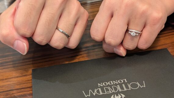モニッケンダムの婚約指輪と結婚指輪をつけたカップル