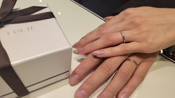 ルシエの結婚指輪を着けたカップルの手元