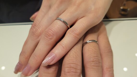 ルシエの結婚指輪を着けたカップルの手元