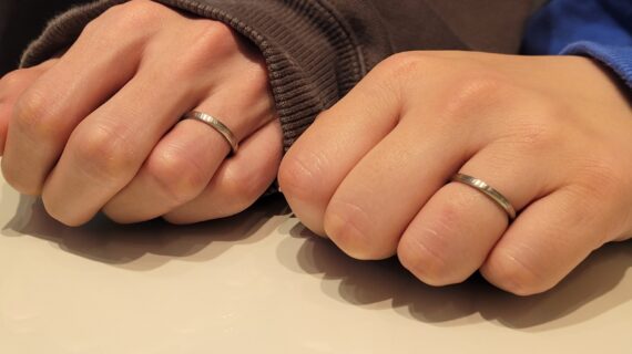 NIWAKA（ニワカ）の結婚指輪「長閑」を着けたカップルの手元