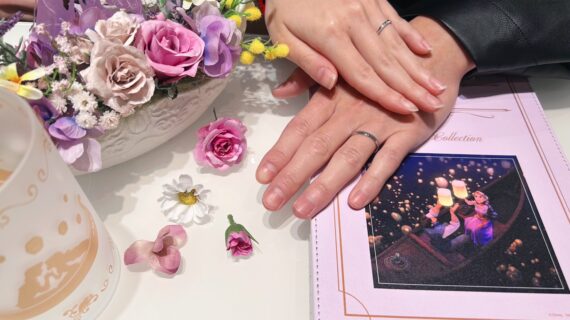 ディズニーラプンツェルの結婚指輪をつけているカップル