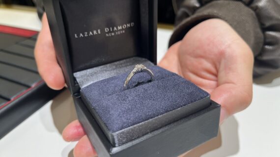 ラザールダイヤモンドの婚約指輪を選んだ男性