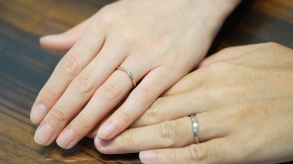 NIWAKA（ニワカ）の結婚指輪を着用したカップル