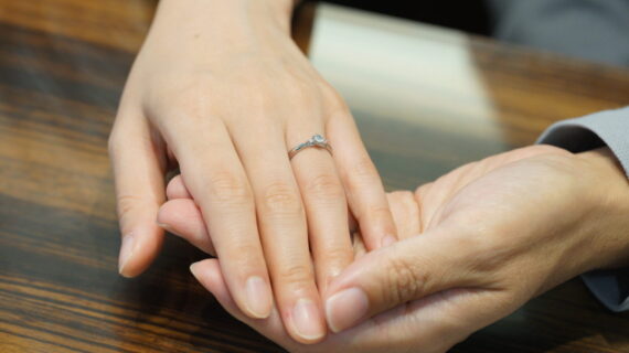 NIWAKAの婚約指輪を着用した女性の手元