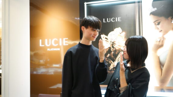 ルシエの婚約指輪と結婚指輪を着用したカップル