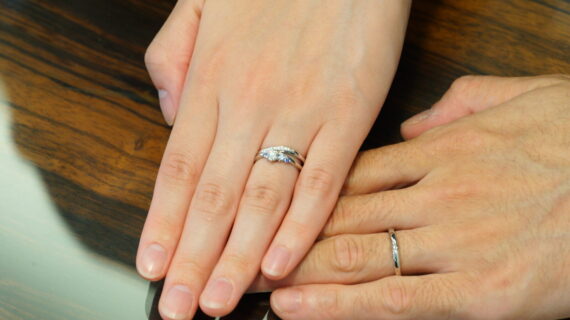 ルシエの婚約指輪と結婚指輪を着用したカップル