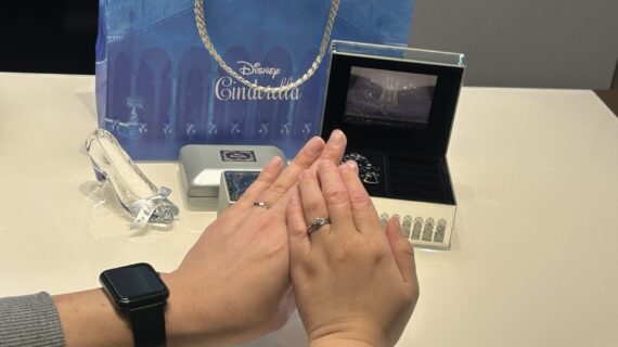 シンデレラの婚約指輪と結婚指輪を着けたカップル