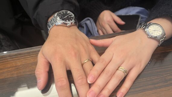 ロイヤル・アッシャーの結婚指輪を着けた夫婦