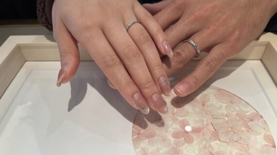 ルシエの結婚指輪を着けたカップル