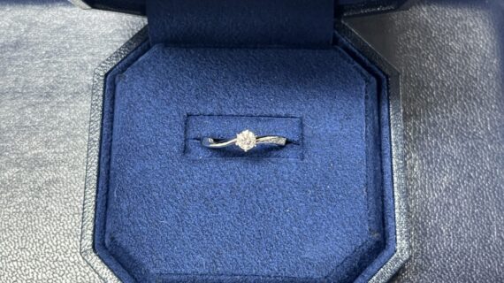 ロイヤル・アッシャーの婚約指輪を選んだ男性