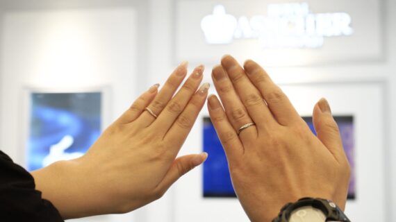 ロイヤル・アッシャーとノクルの結婚指輪を着用したカップルの手