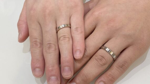 N.Y.NIWAKAの結婚指輪を着用した手元